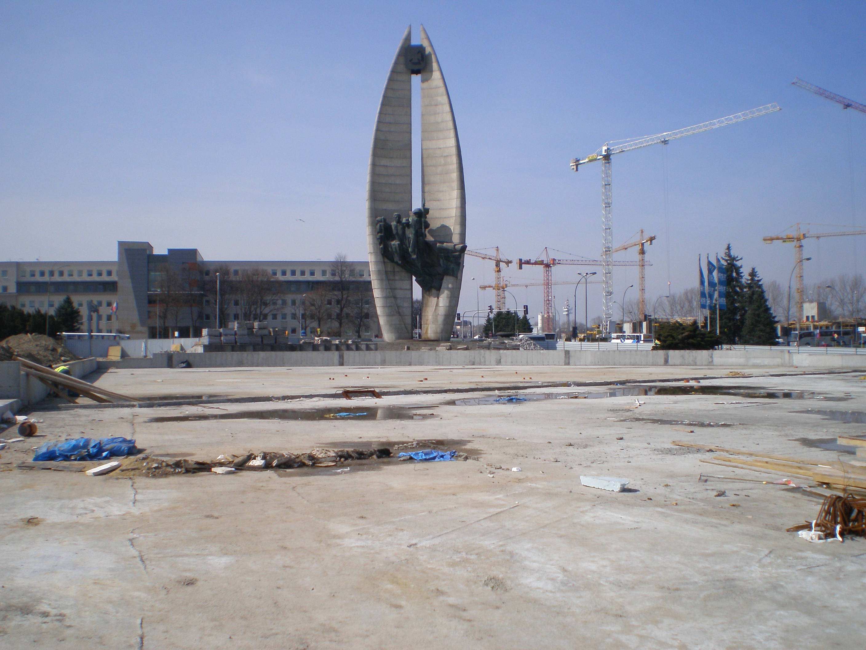 Plac budowy z żurawiami